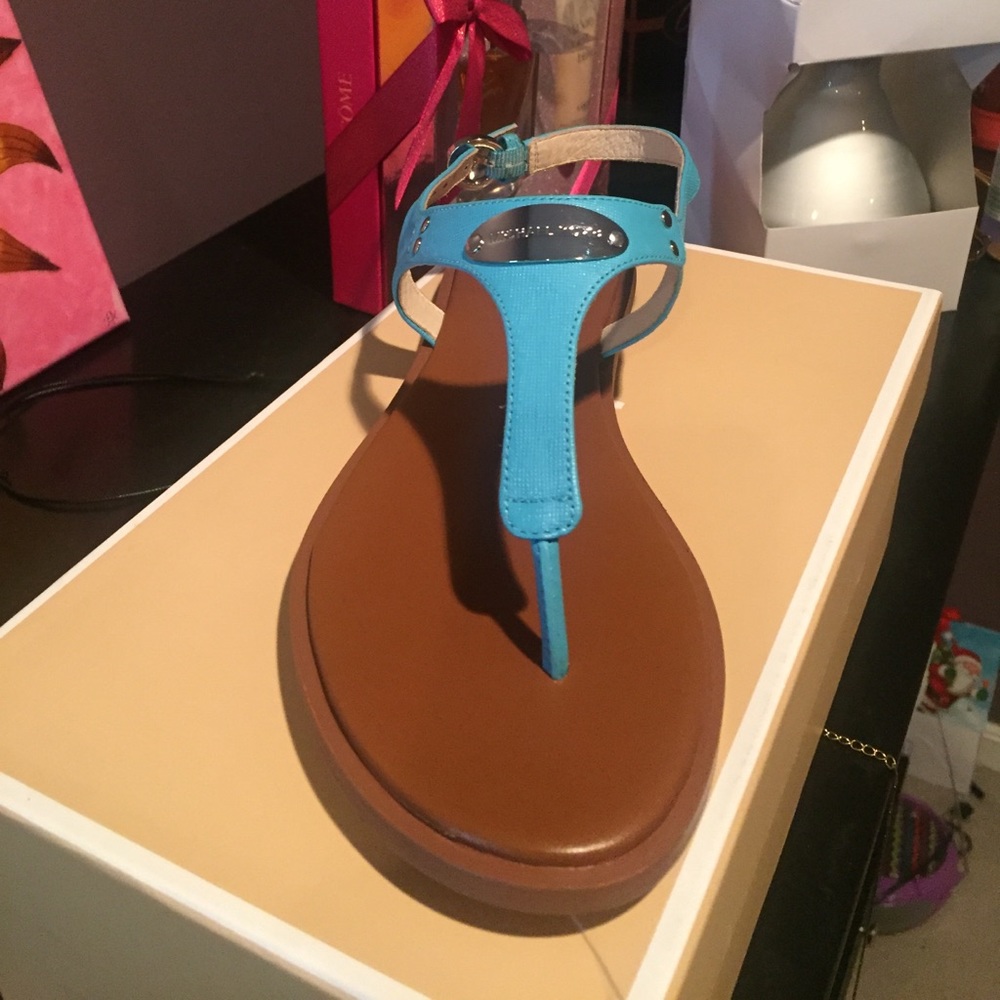 MICHAEL KORS PLATE THONG SANDAL